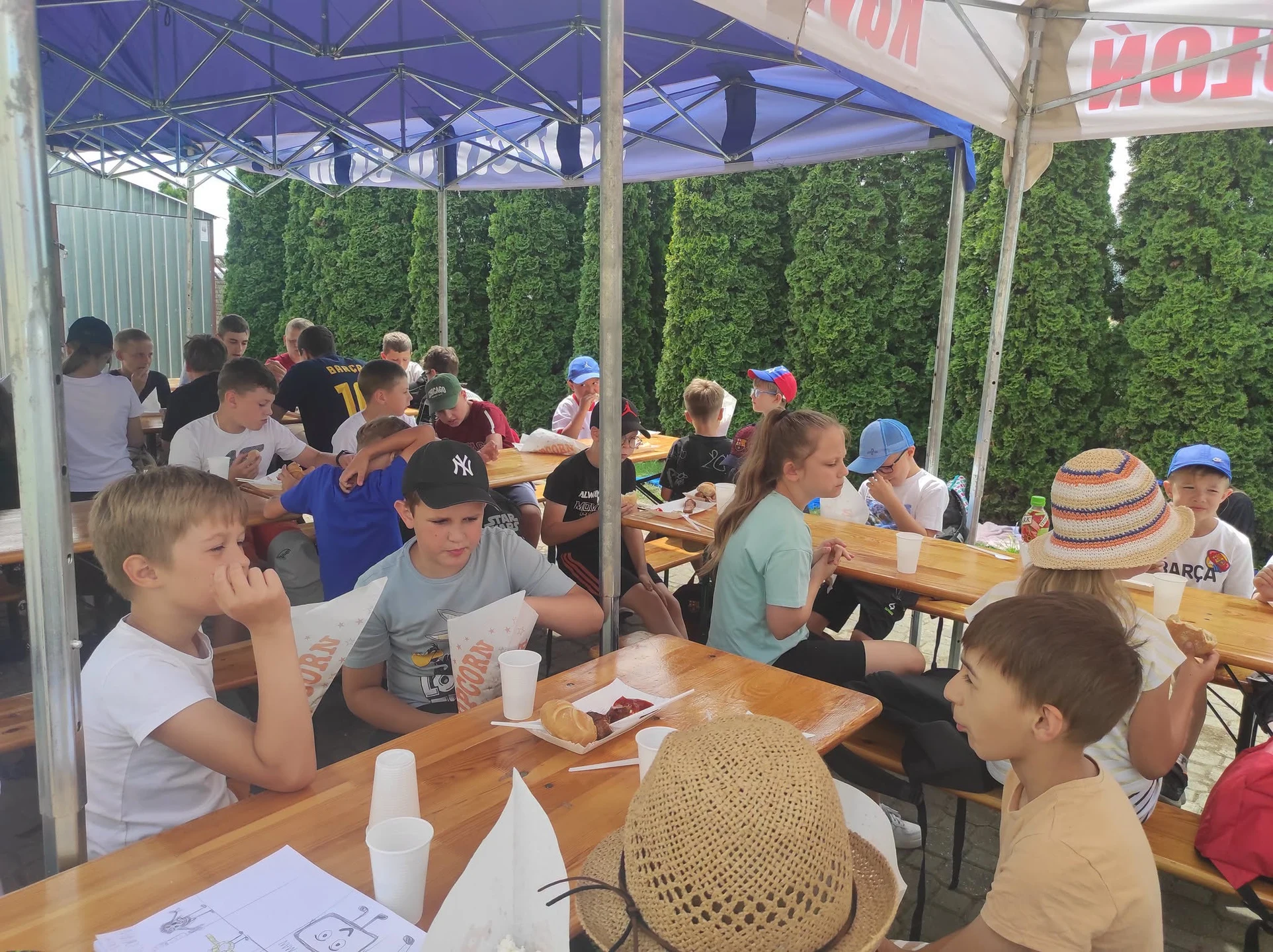 Dzień Pustej Klasy w Dłoni: sport, zwiedzanie i grillowanie na zakończenie roku — zdjęcie 16