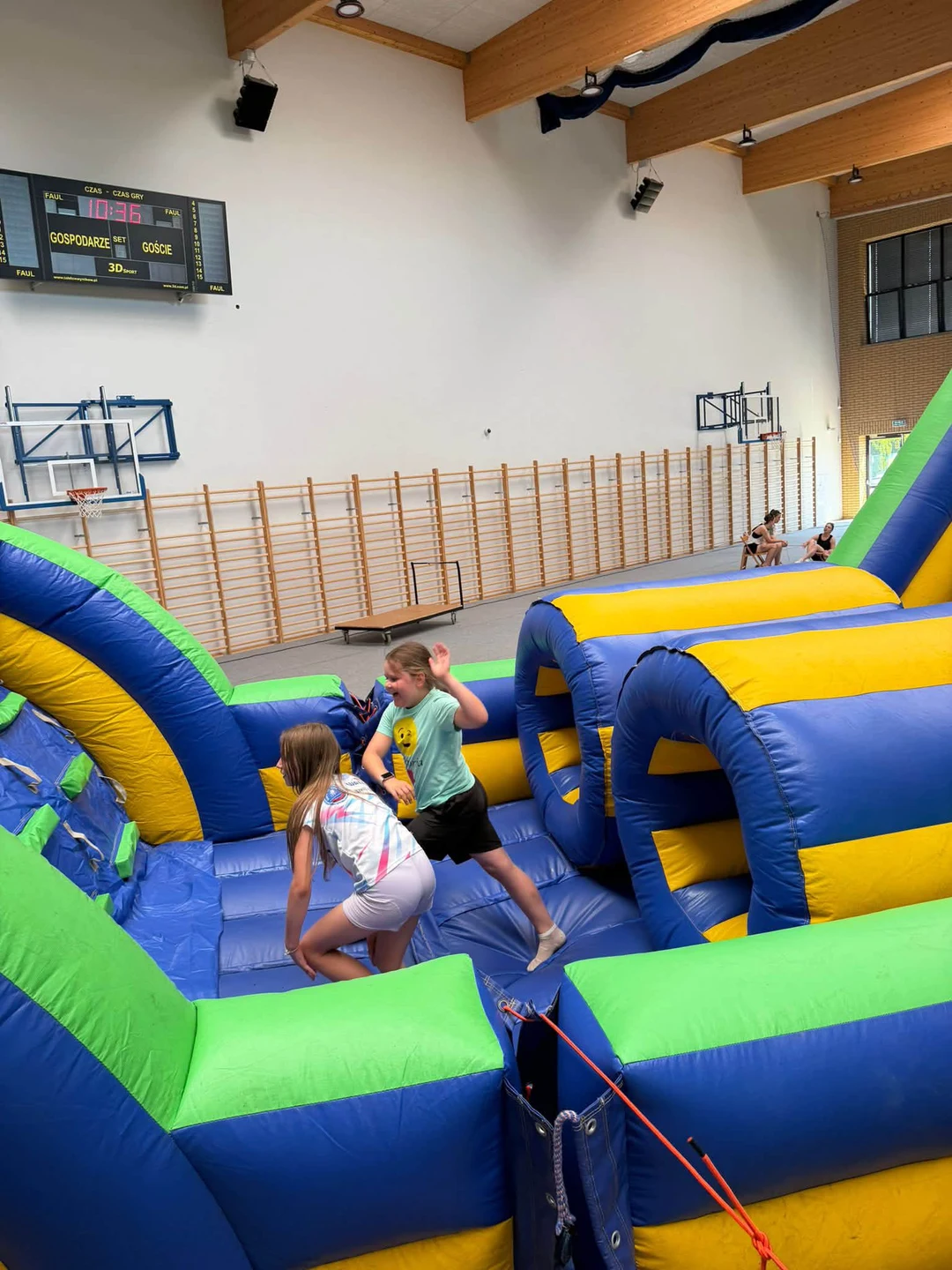 Szkolne Święto Sportu w ZSMG – emocje, rywalizacja i dmuchany tor — zdjęcie 16