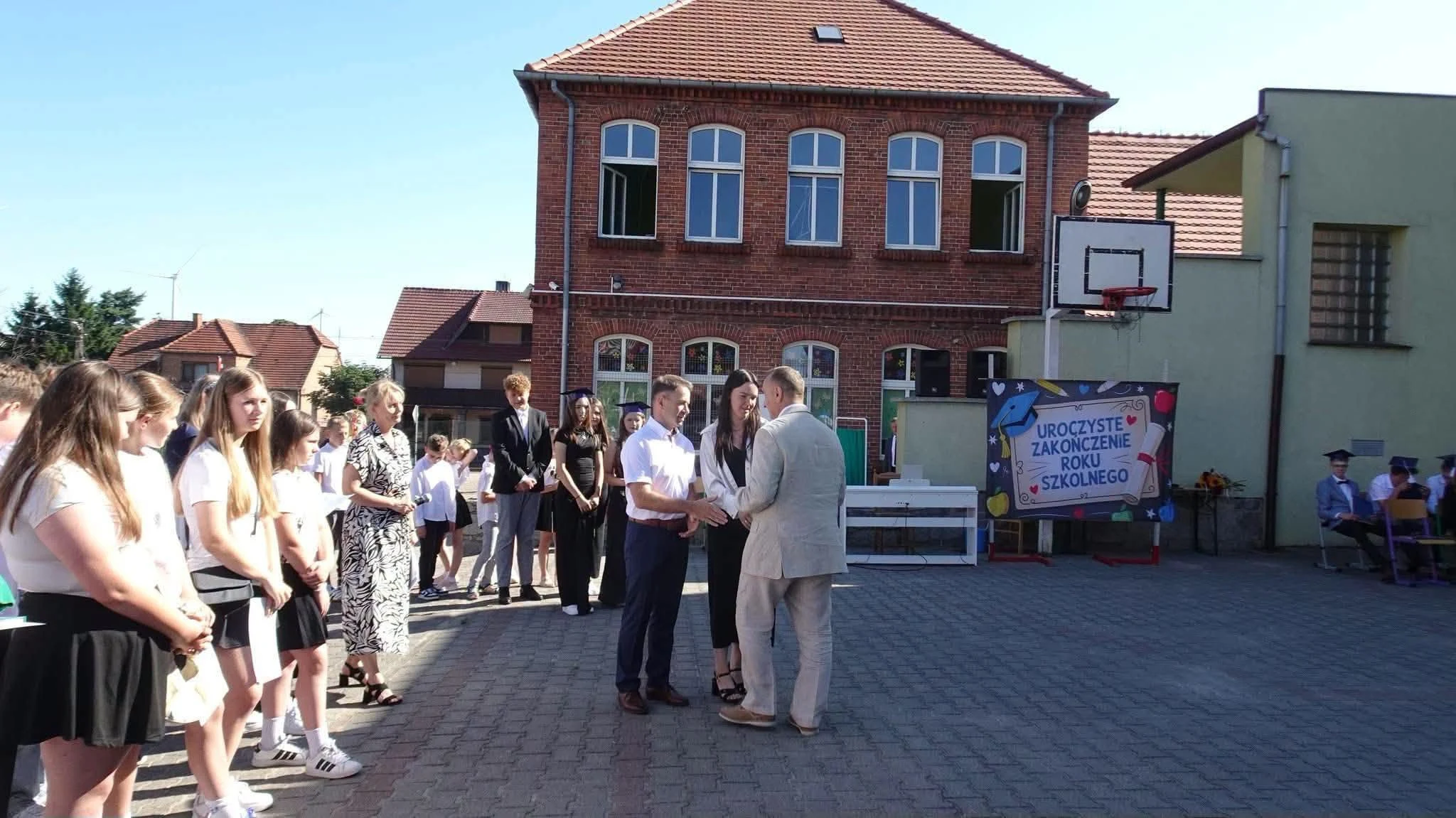 Zakończenie roku szkolnego: polonez ósmoklasistów i pożegnanie dyrektora — zdjęcie 7
