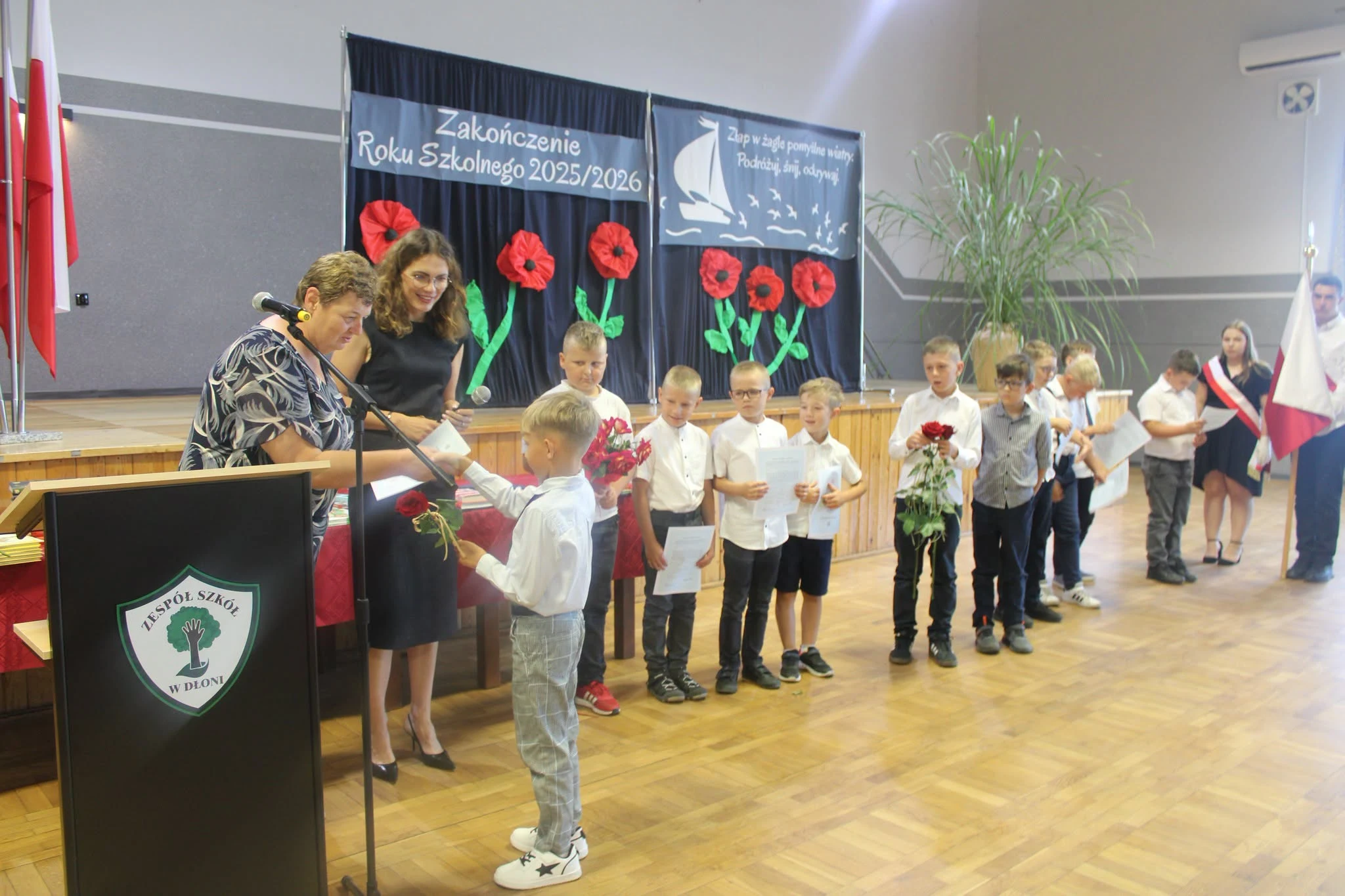 Zakończenie roku szkolnego 2025/2026 – pożegnanie absolwentów i emerytury nauczycielek — zdjęcie 12