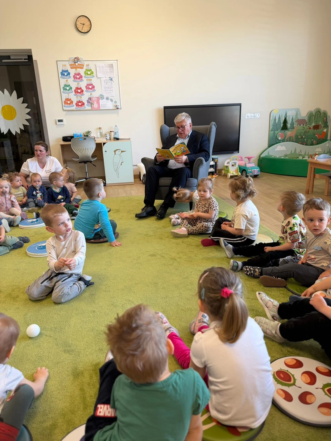 Muzyczne poranki i jesienne odkrycia w żłobku — zdjęcie 16