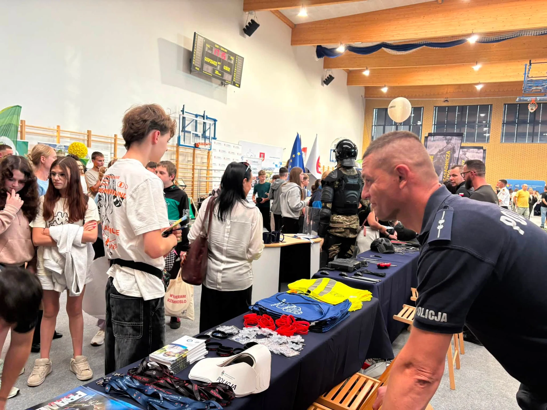 Noc Zawodowców w Miejskiej Górce – policja przyciągnęła tłumy — zdjęcie 17