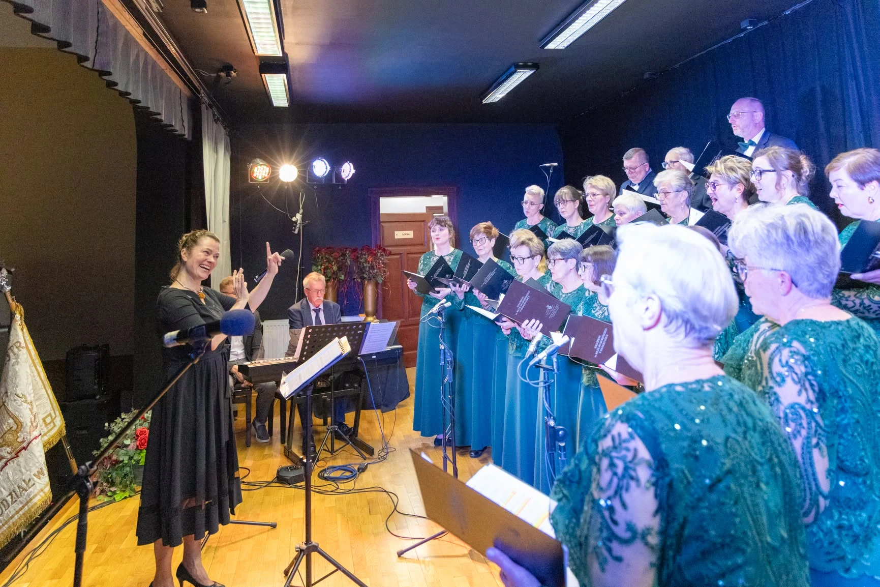 Fotorelacja z jubileuszu 15-lecia Koła Śpiewu im. Bolesława Dembińskiego — zdjęcie 36