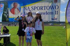 Majowe-swieta-i-sportowa-aktywnosc-uczniow-Zespolu-Szkol-w-Dloni-016