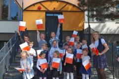 Patriotyczne-spiewanie-hymnu-w-Zespole-Szkol-w-Miejskiej-Gorce-008