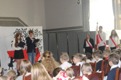 Spolecznosc-Zespolu-Szkol-w-Dloni-uczcila-107.-rocznice-odzyskania-niepodleglosci-001