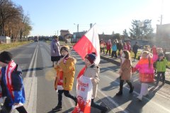 Spolecznosc-Zespolu-Szkol-w-Dloni-uczcila-107.-rocznice-odzyskania-niepodleglosci-029