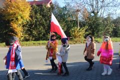 Spolecznosc-Zespolu-Szkol-w-Dloni-uczcila-107.-rocznice-odzyskania-niepodleglosci-035