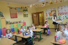 Spolecznosc-Zespolu-Szkol-w-Dloni-uczcila-107.-rocznice-odzyskania-niepodleglosci-042