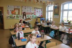 Spolecznosc-Zespolu-Szkol-w-Dloni-uczcila-107.-rocznice-odzyskania-niepodleglosci-047