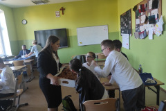 Spolecznosc-Zespolu-Szkol-w-Dloni-uczcila-107.-rocznice-odzyskania-niepodleglosci-050