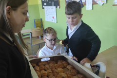 Spolecznosc-Zespolu-Szkol-w-Dloni-uczcila-107.-rocznice-odzyskania-niepodleglosci-051