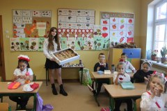 Spolecznosc-Zespolu-Szkol-w-Dloni-uczcila-107.-rocznice-odzyskania-niepodleglosci-052