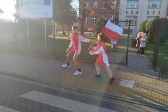 Spolecznosc-Zespolu-Szkol-w-Dloni-uczcila-107.-rocznice-odzyskania-niepodleglosci-075