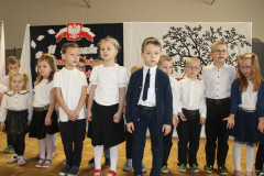 Spolecznosc-Zespolu-Szkol-w-Dloni-uczcila-107.-rocznice-odzyskania-niepodleglosci-077