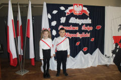 Spolecznosc-Zespolu-Szkol-w-Dloni-uczcila-107.-rocznice-odzyskania-niepodleglosci-079