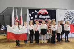 Spolecznosc-Zespolu-Szkol-w-Dloni-uczcila-107.-rocznice-odzyskania-niepodleglosci-081