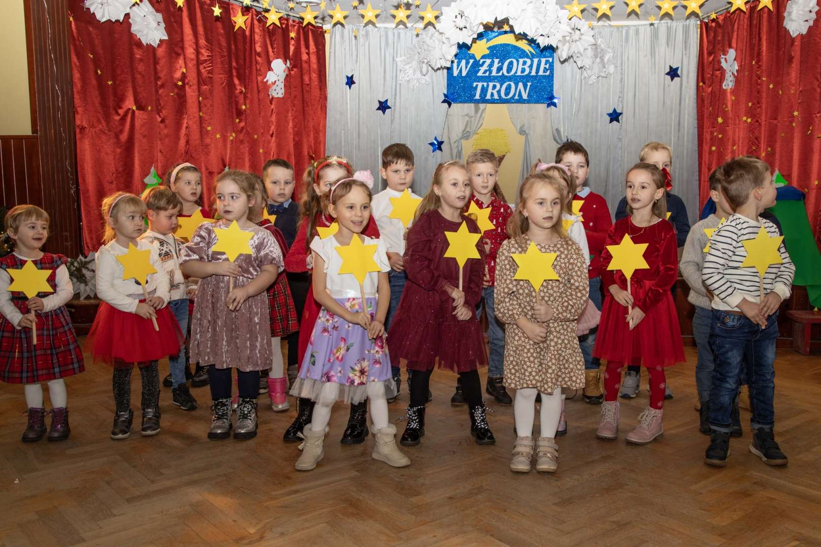 Tradycyjne Jasełka i Orszak Trzech Króli w Sobiałkowie: Łączące Pokolenia Święto