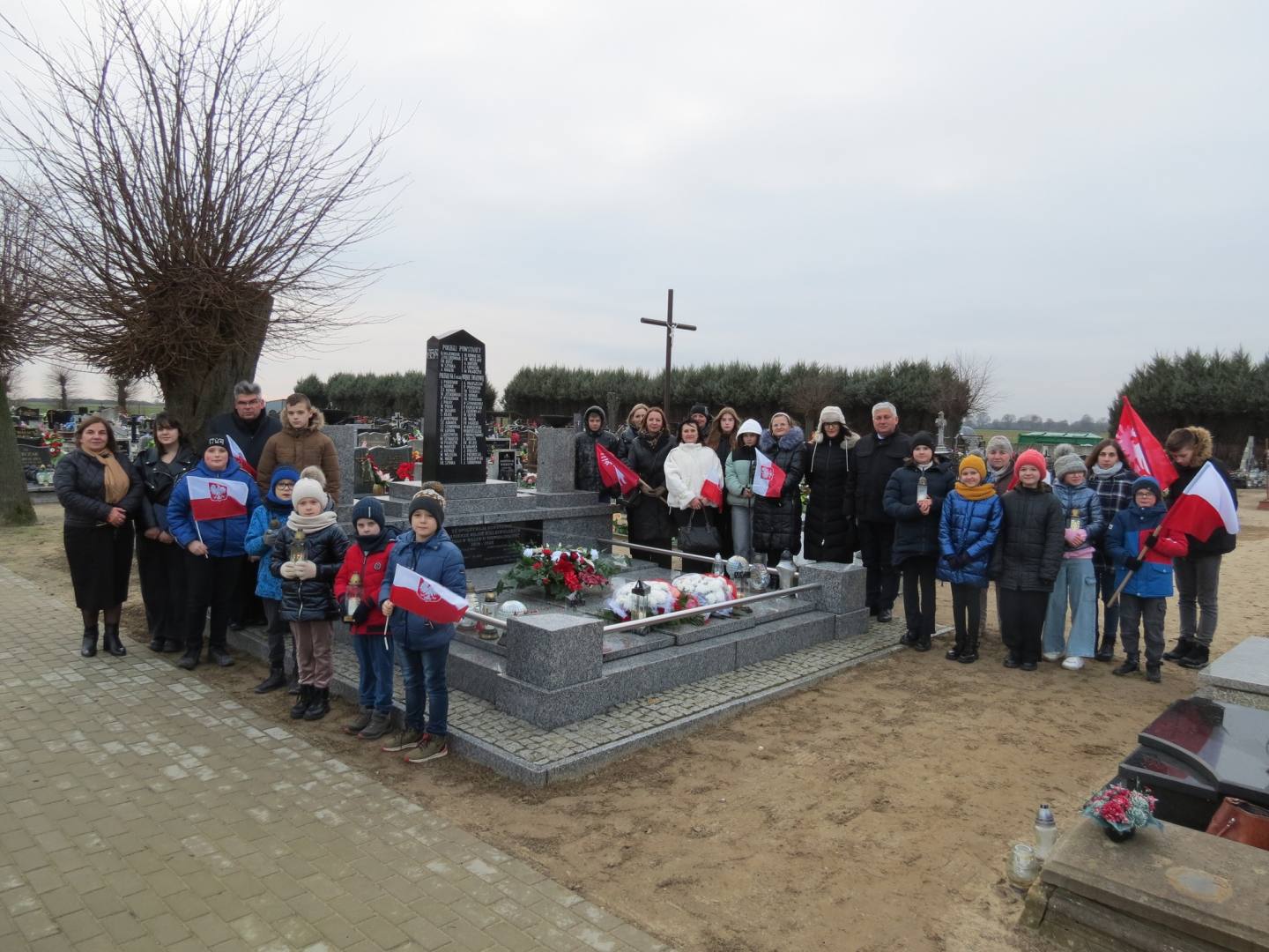 Złożyli kwiaty i zapalili znicze na Pomniku – Zbiorowej Mogile Powstańców Wielkopolskich i Żołnierzy I wojny światowej