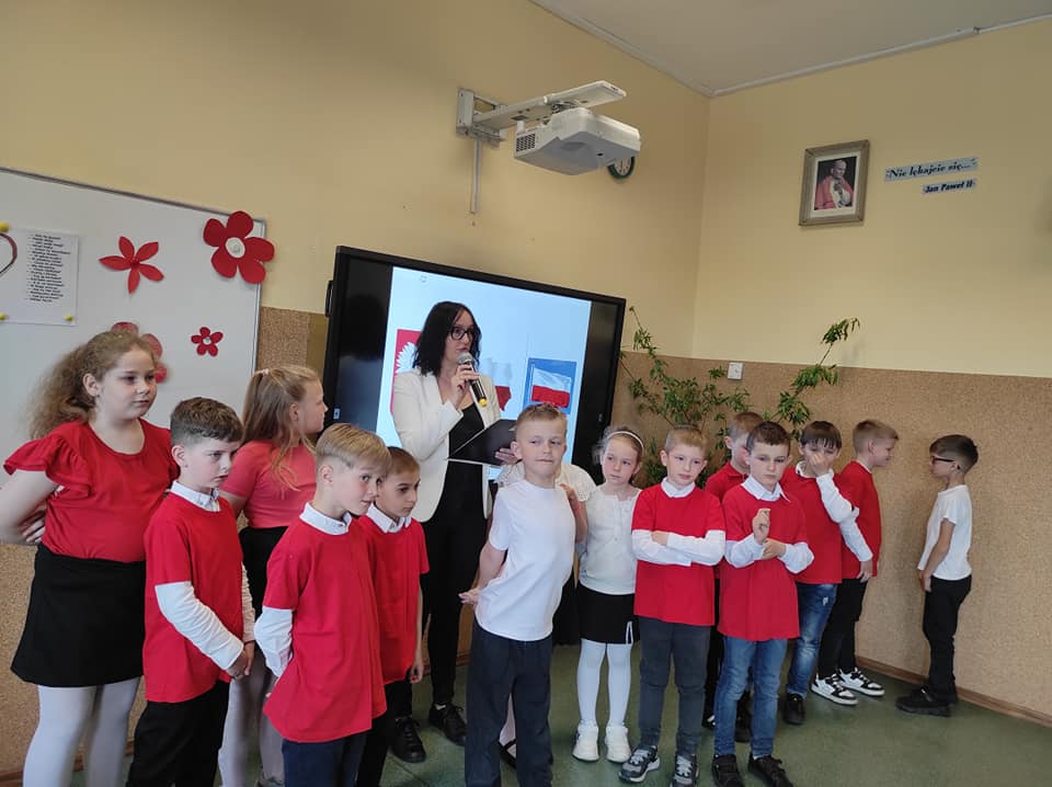 Niecodzienne Majowe Święta w Szkole w Dłoni: Spotkania, Patriotyzm i Piknik na Boisku