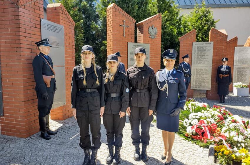  Uczniowie klas policyjnych z Zespołu Szkół im. St. Mikołajczyka w Miejskiej Górce oddają hołd pomordowanym policjantom II RP