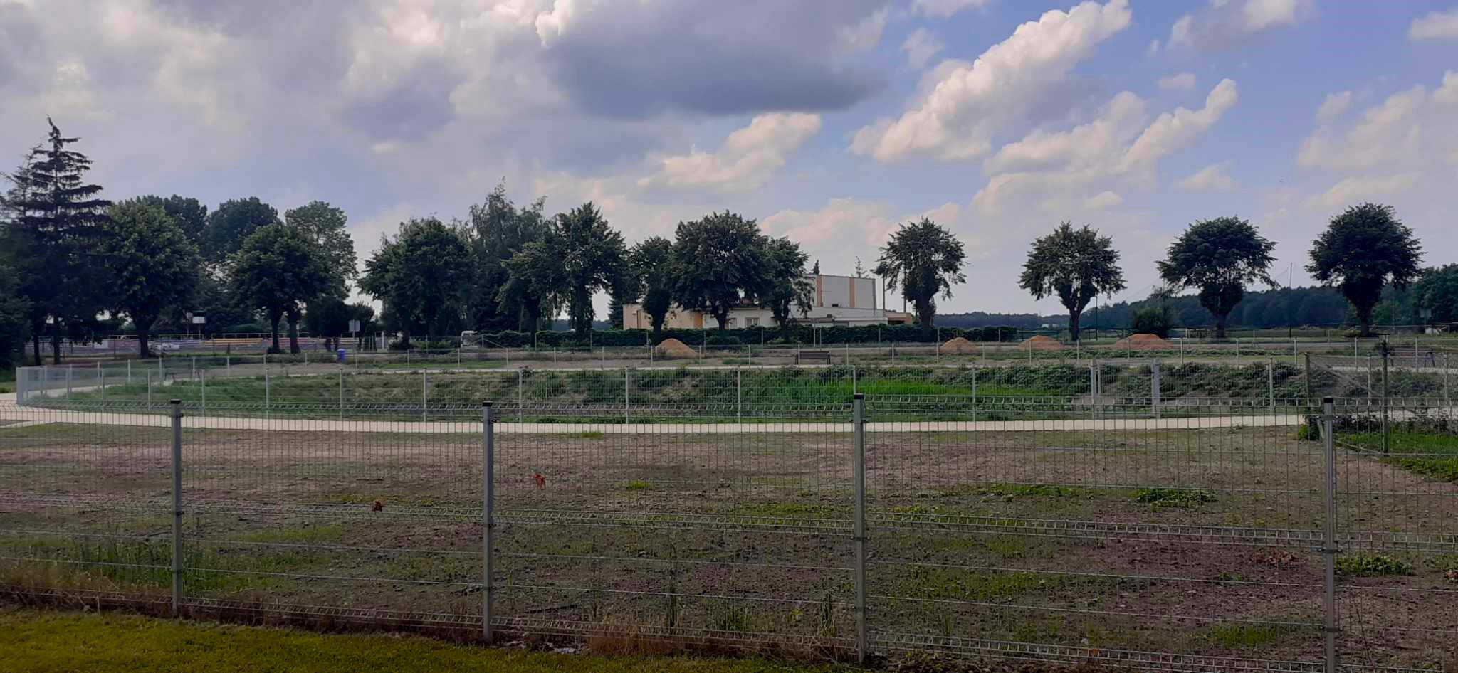 Zakończono Odmulanie Stawu w Miejskiej Górce – Nowe Ławki, Ścieżki i Zieleń