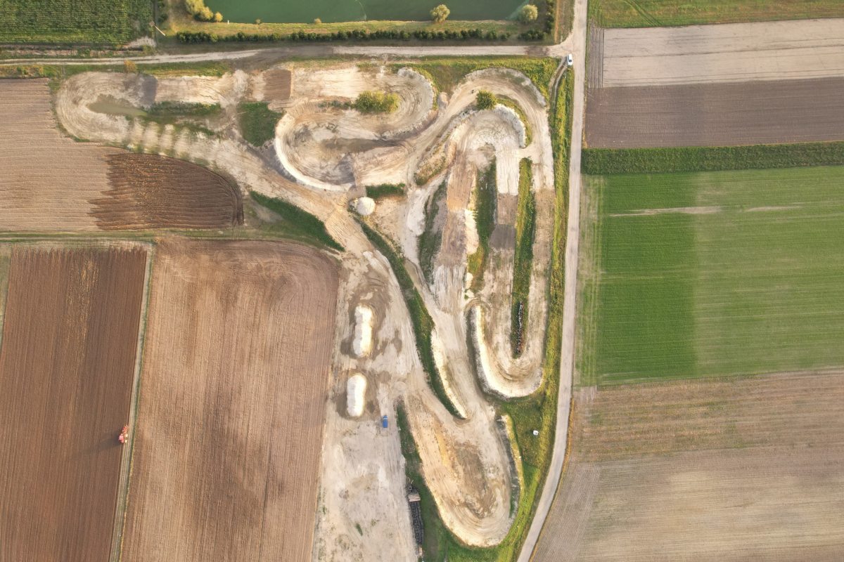 Reaktywowany tor motocrossowy w Miejskiej Górce – adrenalina i sportowe emocje na najwyższym poziomie!