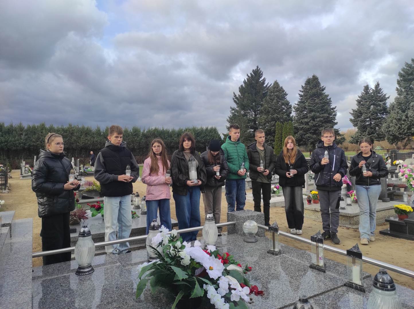 Pamięć o przodkach i historii – uczniowie Szkoły Podstawowej w Dłoni uczcili Święto Zmarłych