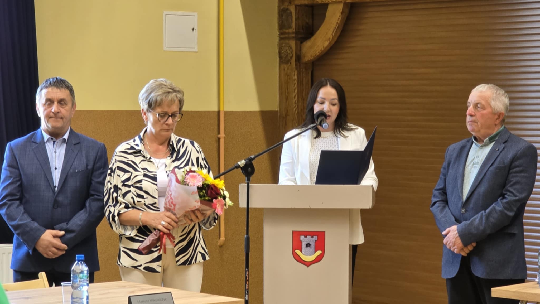 Gratulacje dla burmistrza Miejskiej Górki za Złoty Krzyż Zasługi podczas sesji Rady Miejskiej