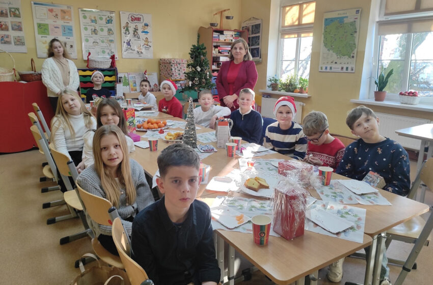  Klasowe wigilie w Zespole Szkół w Dłoni – świąteczne spotkania uczniów