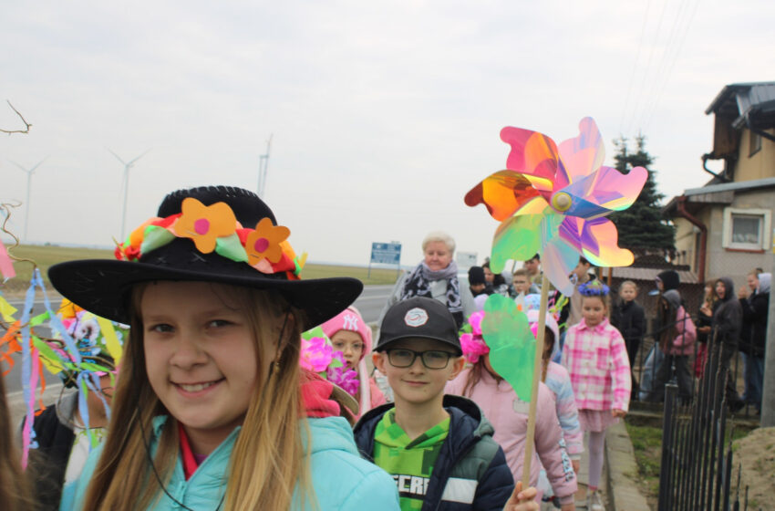  Wiosna zawitała do Zespołu Szkół w Dłoni.